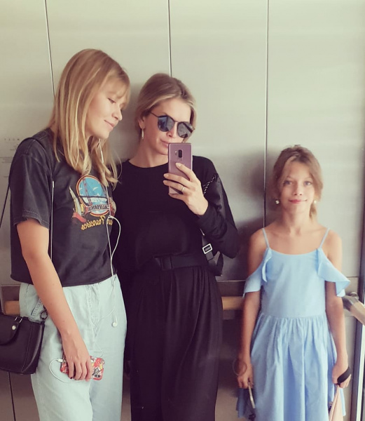 "Будут круче мамы": Брежнева поразила поклонников снимками с дочками (фото)