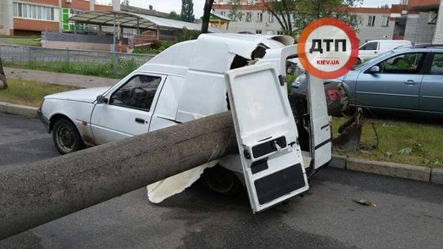 "А могло ж когось прибити": у Києві через негоду стовп розтрощив авто (фото)