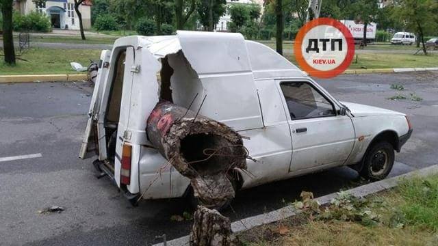 "А могло ж когось прибити": у Києві через негоду стовп розтрощив авто (фото)