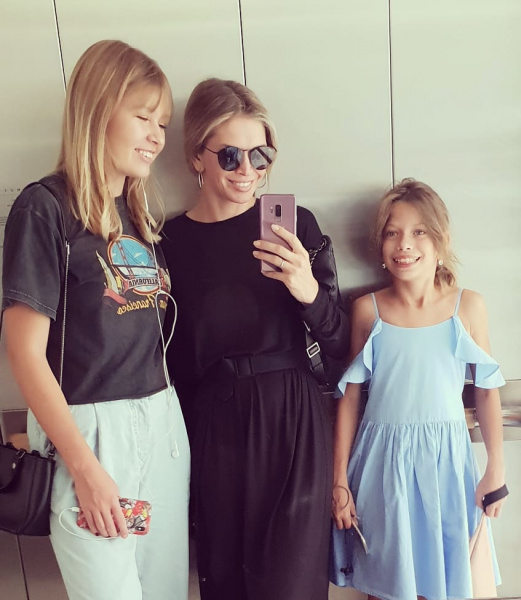 "Будут круче мамы": Брежнева поразила поклонников снимками с дочками (фото)