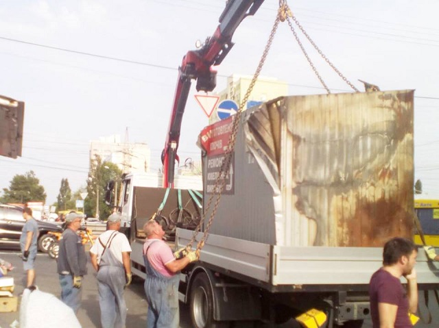 "Мечтаю о сквере": Киев избавили от двадцати нелегальных МАФов (фото)