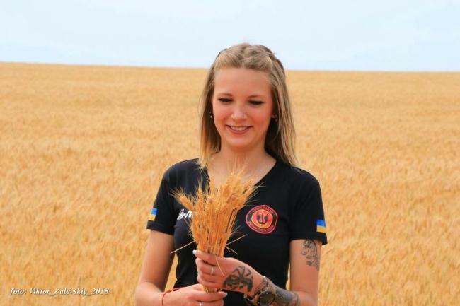 "Еще совсем ребенок": на Донбассе боевики ранили девушку-морпеха (фото)