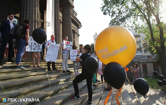 Активисты устроили протест против участия Марченко в проекте &quot;Танці з зірками&quot; (фоторепортаж)