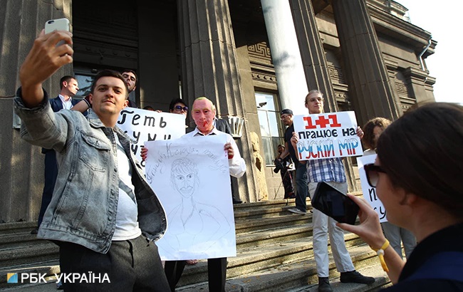 Активисты устроили протест против участия Марченко в проекте &quot;Танці з зірками&quot; (фоторепортаж)