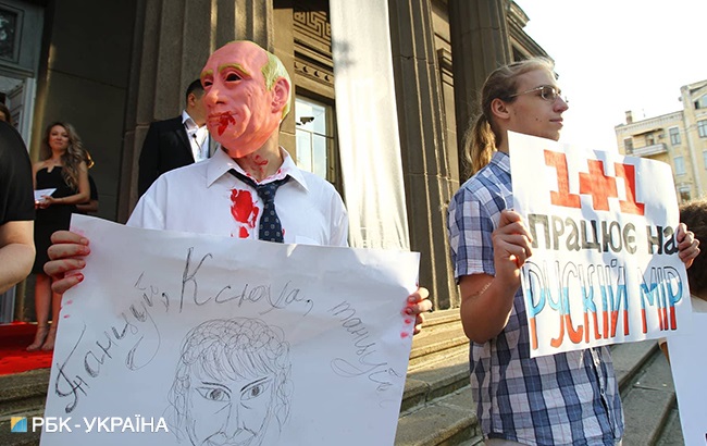 Активисты устроили протест против участия Марченко в проекте &quot;Танці з зірками&quot; (фоторепортаж)