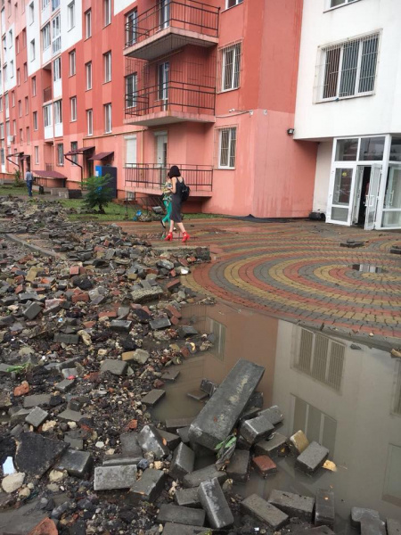 &quot;И моря не надо&quot;: после мощной грозы улицы Львова превратились в реки