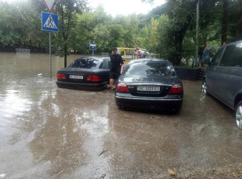 &quot;И моря не надо&quot;: после мощной грозы улицы Львова превратились в реки
