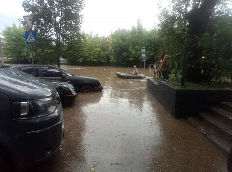 &quot;И моря не надо&quot;: после мощной грозы улицы Львова превратились в реки