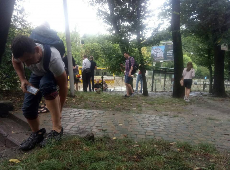 &quot;И моря не надо&quot;: после мощной грозы улицы Львова превратились в реки