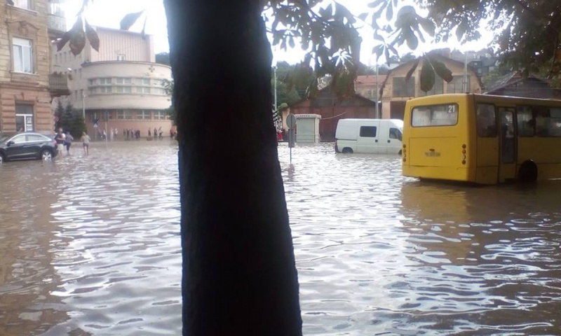 &quot;И моря не надо&quot;: после мощной грозы улицы Львова превратились в реки