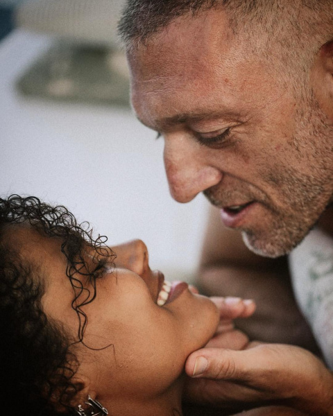 Известный французский актер женился на молодой модели