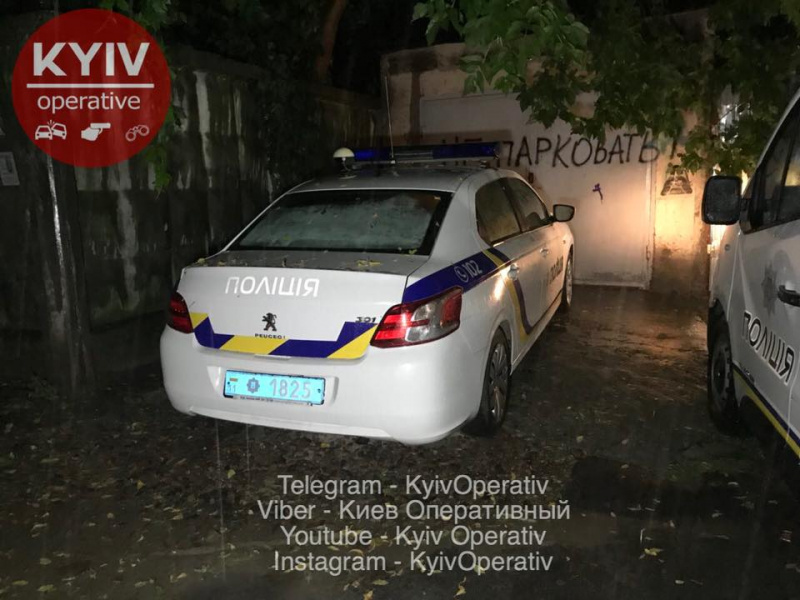 Родители спали рядом: в Киеве на мусорнике полиция нашла новорожденного ребенка (фото)