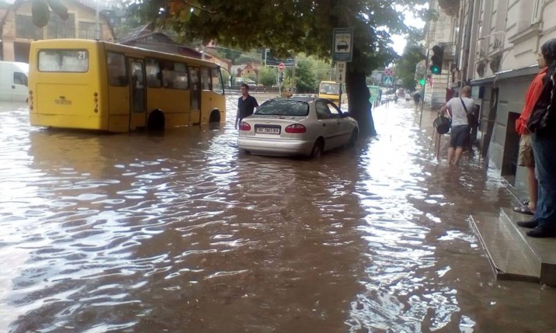 &quot;И моря не надо&quot;: после мощной грозы улицы Львова превратились в реки