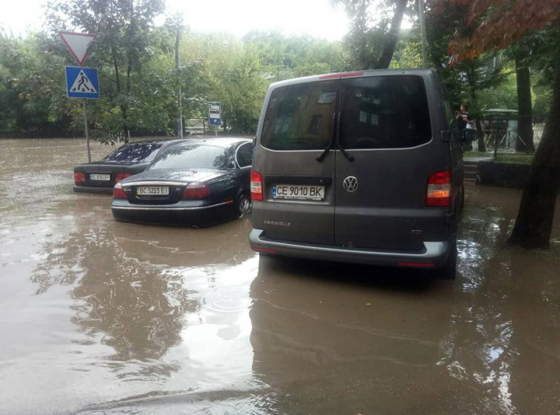 &quot;И моря не надо&quot;: после мощной грозы улицы Львова превратились в реки