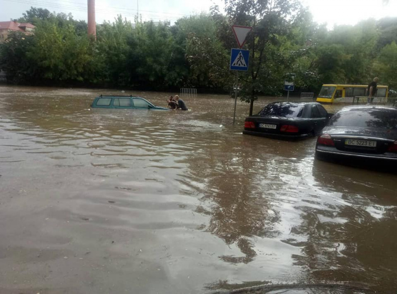 &quot;И моря не надо&quot;: после мощной грозы улицы Львова превратились в реки
