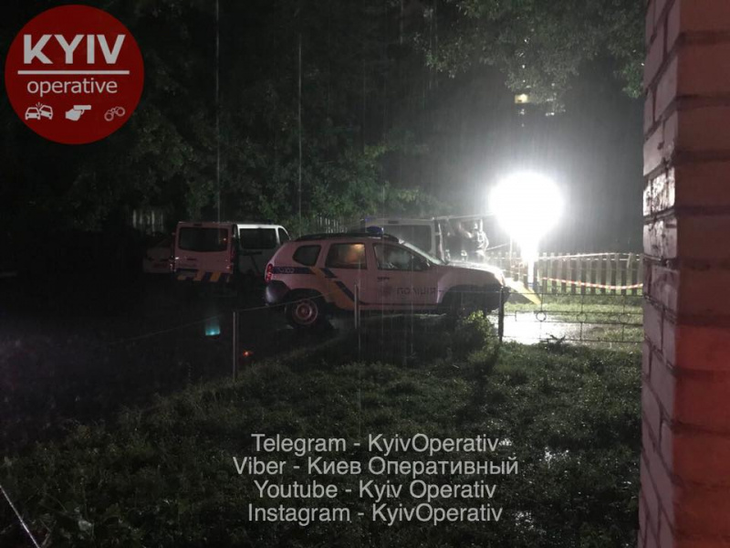 Родители спали рядом: в Киеве на мусорнике полиция нашла новорожденного ребенка (фото)