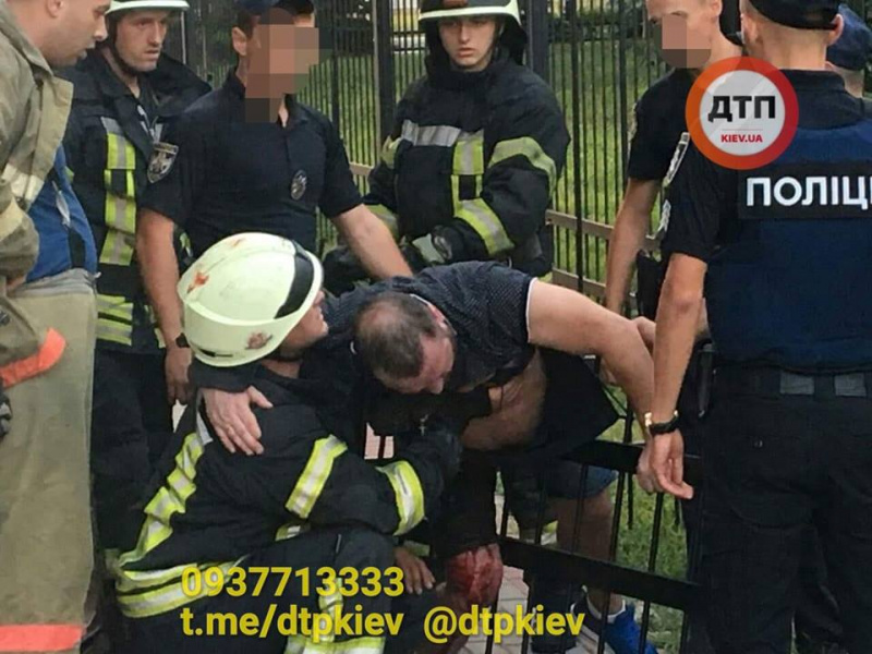 "Пытался перелезть через забор": в Киеве мужчина "накололся" на штыри (фото)