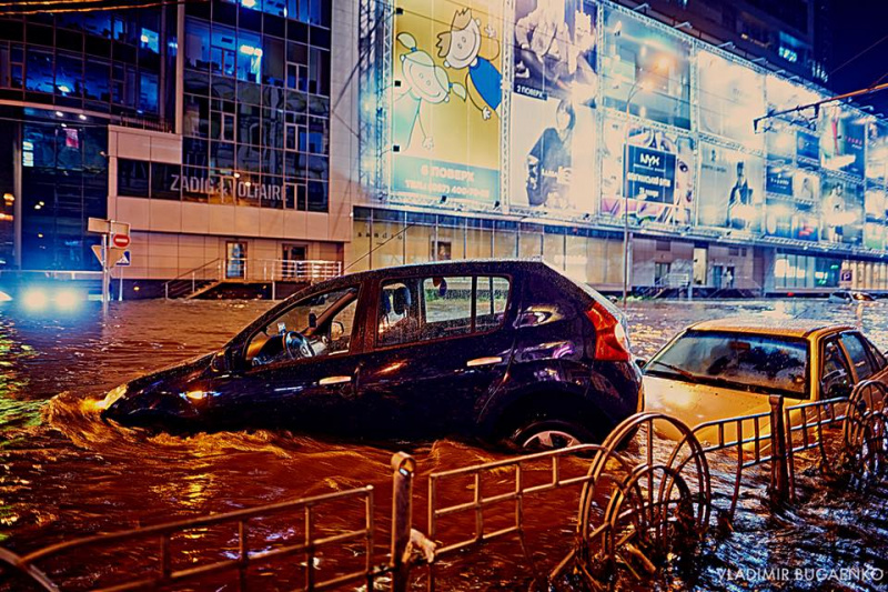 &quot;Украина - морская держава&quot;: появились яркие кадры ночного потопа в Киеве (фото, видео)