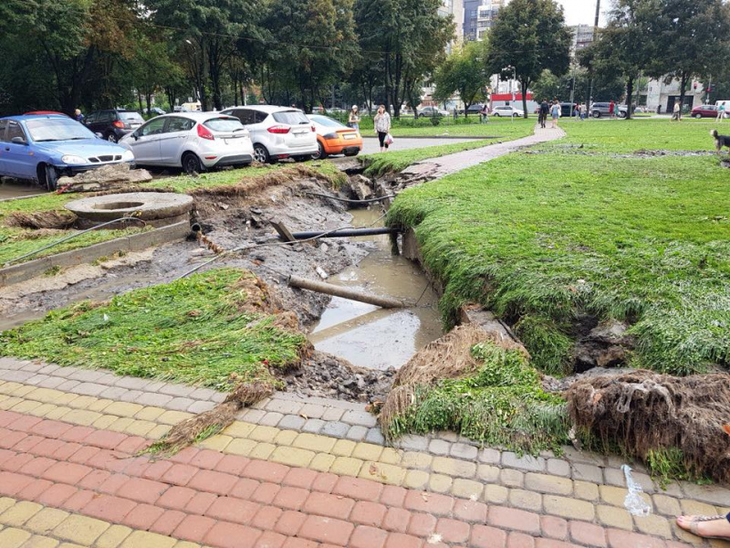 &quot;И моря не надо&quot;: после мощной грозы улицы Львова превратились в реки
