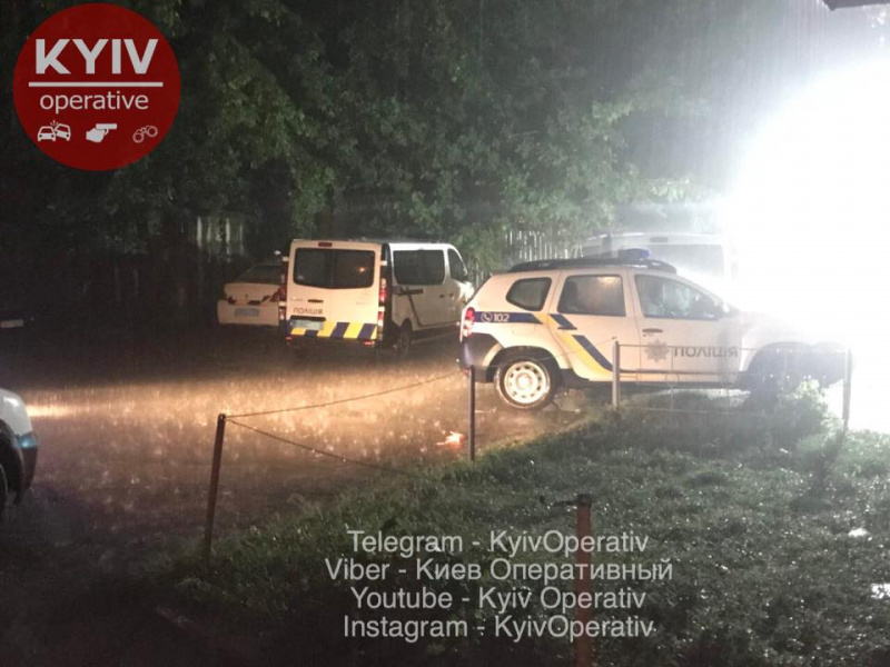 Родители спали рядом: в Киеве на мусорнике полиция нашла новорожденного ребенка (фото)