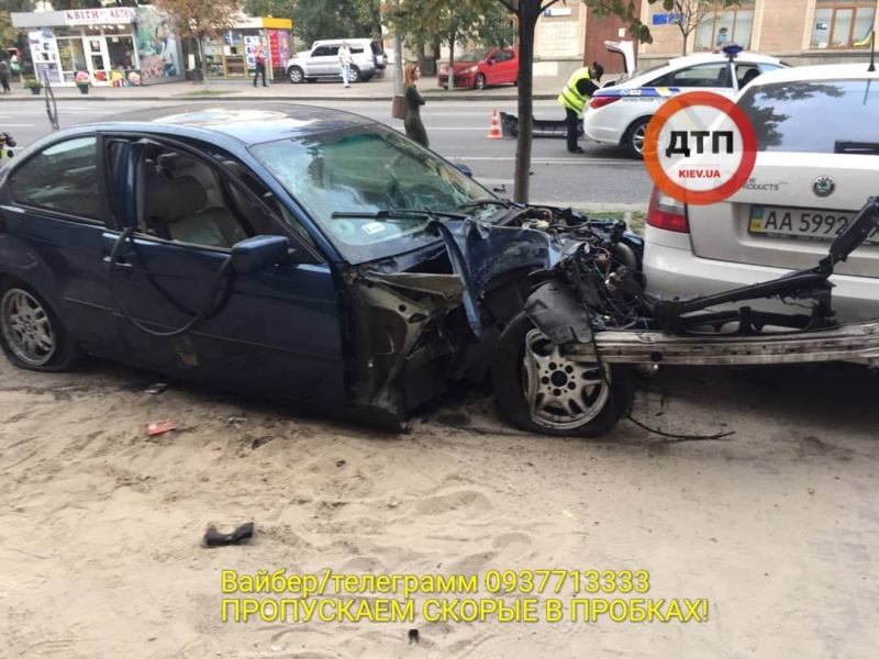 "Утренний треш в центре столицы": водитель "евробляхи" вылетел на тротуар (фото)