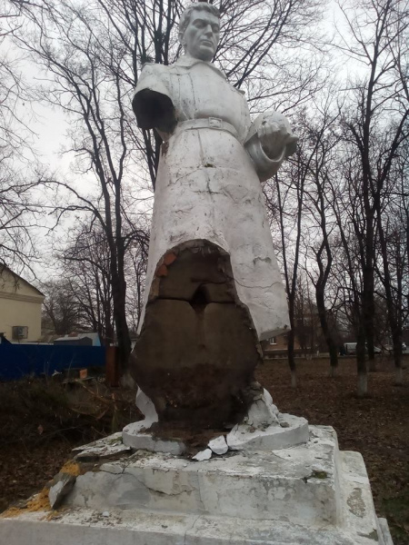 Під Кропивницьким невідомі намагалися зруйнувати пам'ятник радянським солдатам (фото)