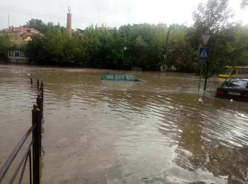 &quot;И моря не надо&quot;: после мощной грозы улицы Львова превратились в реки