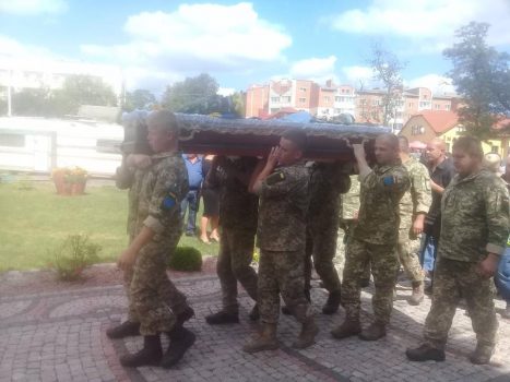 Без отца осталось двое детей: на Волыни провели в последний путь погибшего на Донбассе бойца (фото)