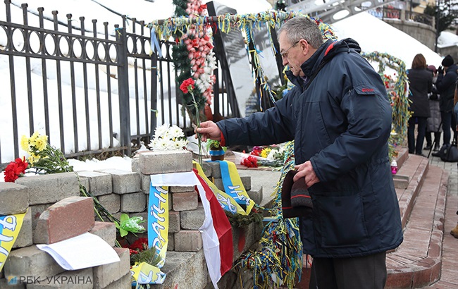 &quot;Я пам’ятаю&quot;: у центрі Києва влаштували &quot;живий ланцюг&quot; на честь загиблих на Майдані (фоторепортаж)