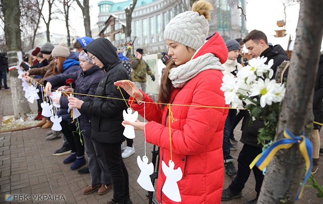 В пам'ять про Небесну Сотню: в центрі Києва розвісили паперових ангелів (фоторепортаж)