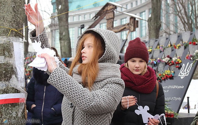 В пам'ять про Небесну Сотню: в центрі Києва розвісили паперових ангелів (фоторепортаж)