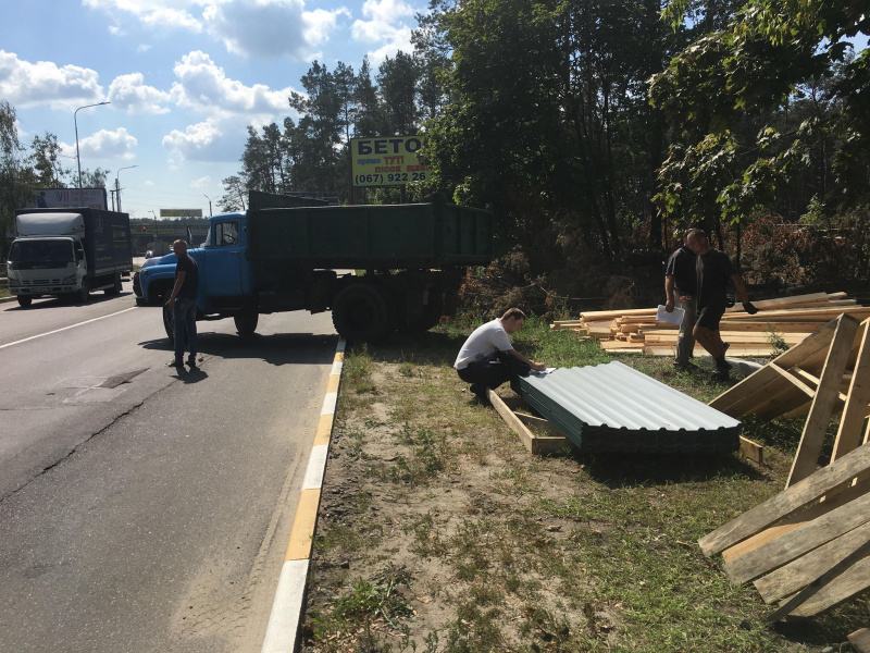 Вырубка леса в Гостомеле: скандальный участок обнесли забором — готовятся строить ТЦ (видео)