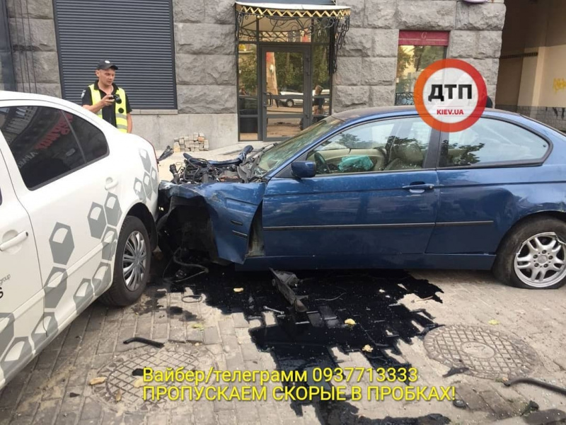 "Утренний треш в центре столицы": водитель "евробляхи" вылетел на тротуар (фото)