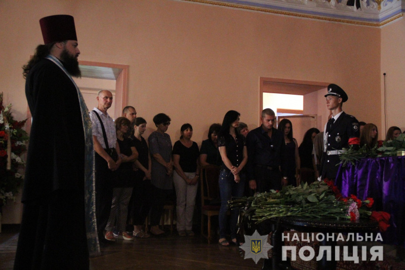 "Ценой собственной жизни": в Харькове простились со старшим лейтенантом полиции (фото)