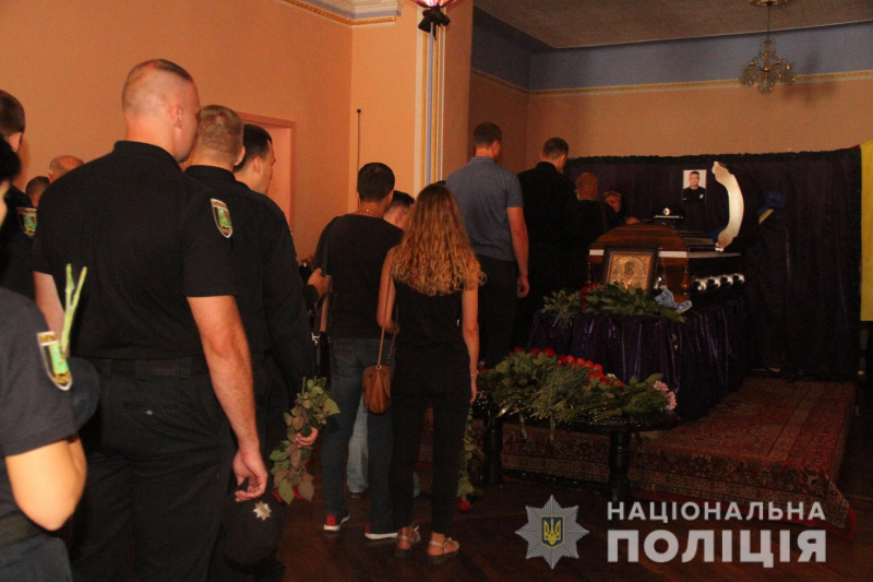 "Ценой собственной жизни": в Харькове простились со старшим лейтенантом полиции (фото)