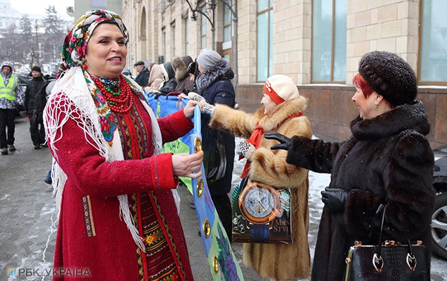 День Соборності: у Києві розгорнули найдовший прапор України (фоторепортаж)