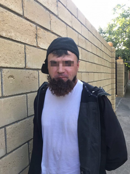 У вас борода відклеїлася: в Одесі затримали кілера-невдаху