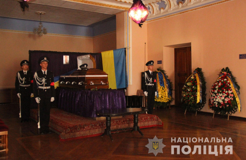 "Ценой собственной жизни": в Харькове простились со старшим лейтенантом полиции (фото)