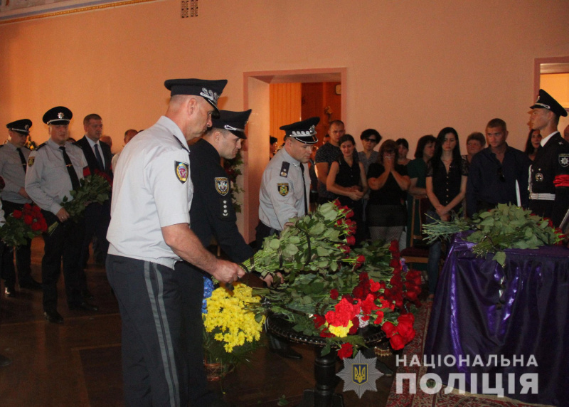 "Ценой собственной жизни": в Харькове простились со старшим лейтенантом полиции (фото)