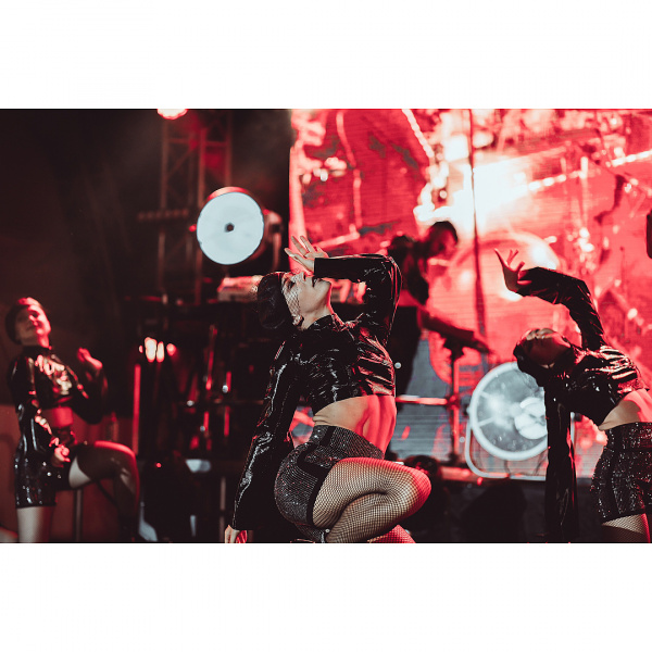 "Слишком очаровательна!": новый образ Тины Кароль вызвал фурор в сети (фото)