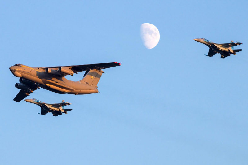 "Все стояли разинув рот": в сети показали красочные фото самолетов с репетиции парада