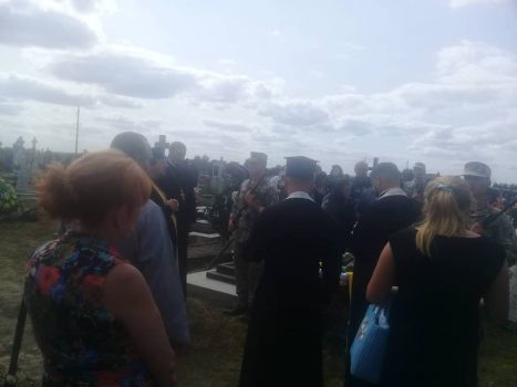 Без отца осталось двое детей: на Волыни провели в последний путь погибшего на Донбассе бойца (фото)