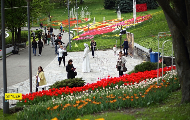 В Киеве открылась уникальная выставка тюльпанов "Вокруг света" (яркий фоторепортаж)