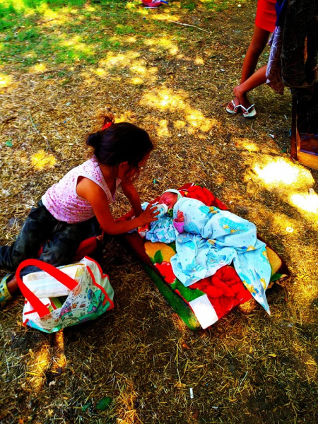 "Выпустили в никуда": в сети рассказали, что случилось с рожавшей на улице женщиной (фото)