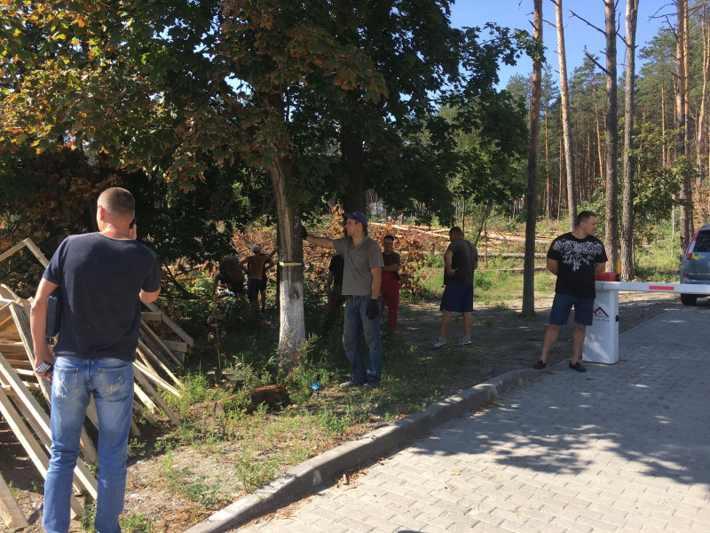 Вырубка леса в Гостомеле: скандальный участок обнесли забором — готовятся строить ТЦ (видео)
