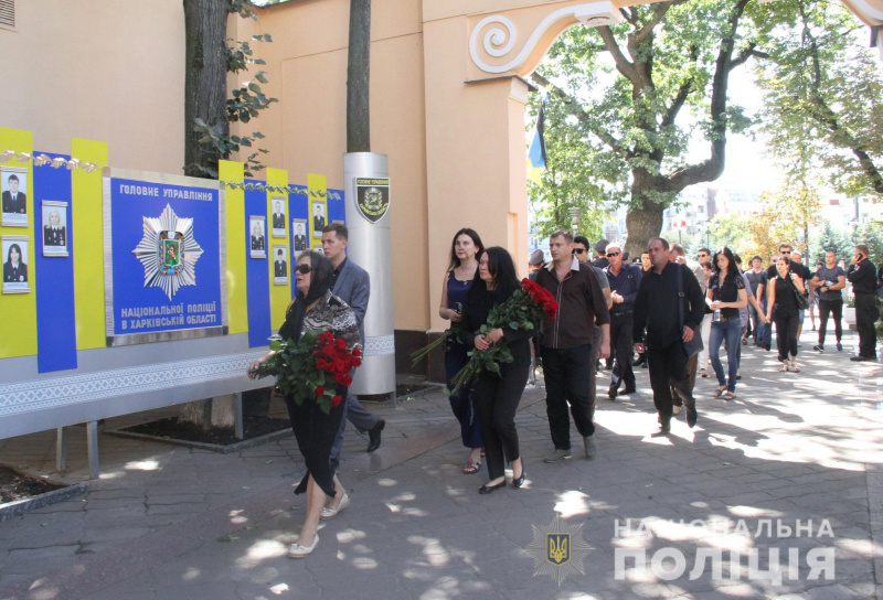 "Ценой собственной жизни": в Харькове простились со старшим лейтенантом полиции (фото)