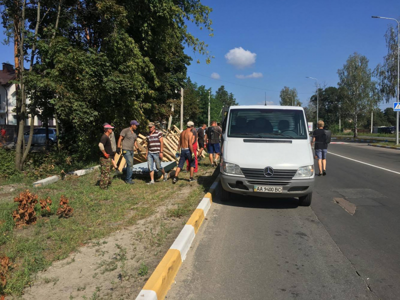 Вырубка леса в Гостомеле: скандальный участок обнесли забором — готовятся строить ТЦ (видео)