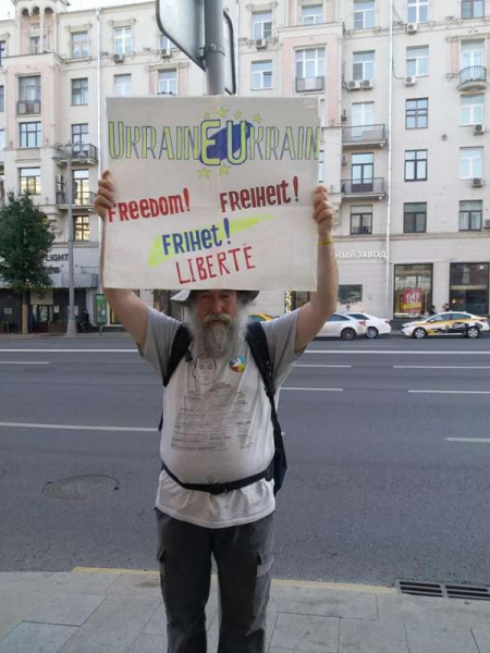 "За свободу": в Санкт-Петербурге задержали активистов, поздравивших Украину с Днем Независимости (фото)