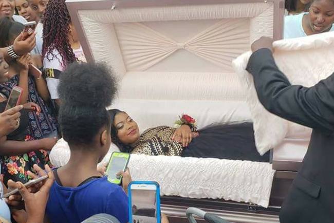 "Це моя кар'єра": дівчина прокоментувала появу на випускному в труні