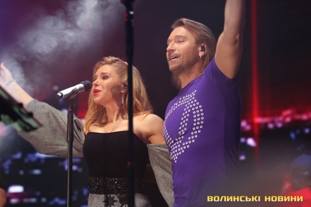 "Вовчиці" задумалися: Олег Винник вийшов на сцену з "чарівною квіткою" (фото)